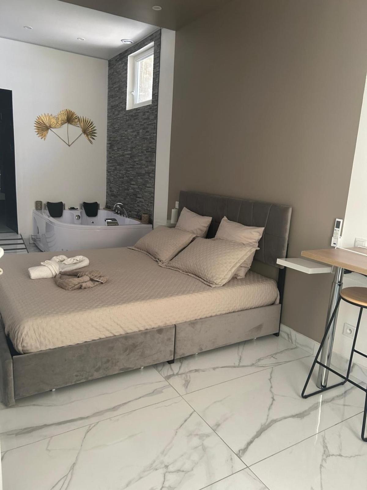 Suite Gold By L Amaryllis I Jacuzzi & Sauna Prive I Centre Beziers Arrivee Autonome Dış mekan fotoğraf